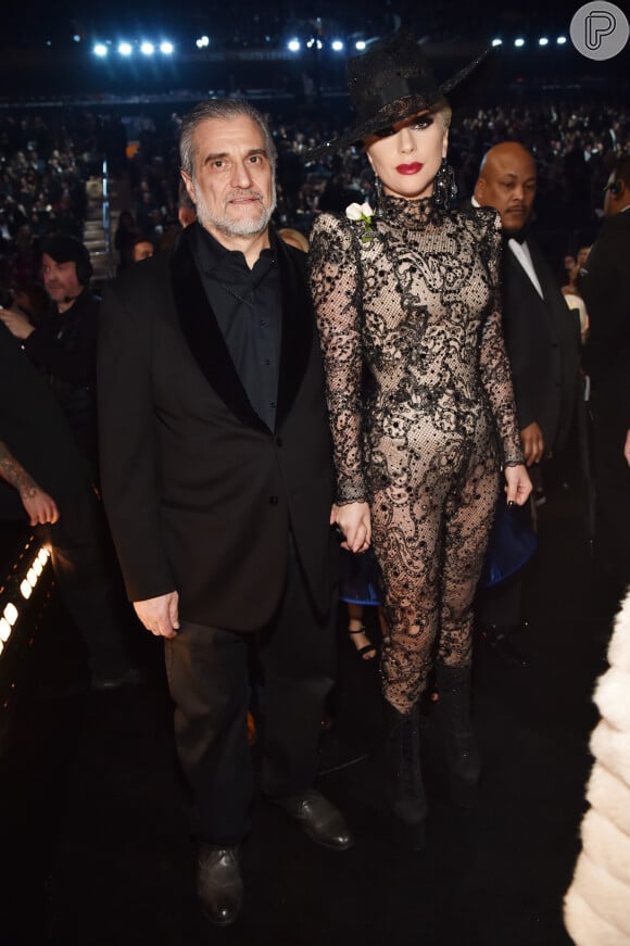 Sem a saia do Armani Privé, Lady Gaga foi fotografada com o pai, Joe Germanotta