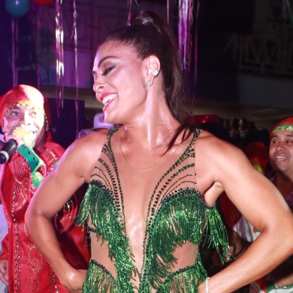 Juliana Paes vai ter a companhia do marido no desfile de carnaval. 'Vou acompanhar ela, ficar ali perto. Até para ajudar e passar um pouco mais de segurança pra ela', contou ao Purepeople Carlos Eduardo Baptista