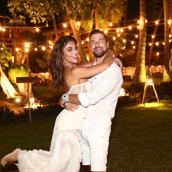 Juliana Paes não mostrou ainda fantasia para o marido, Carlos Eduardo Baptista: 'Está guardando esse segredo como se fosse de Estado'