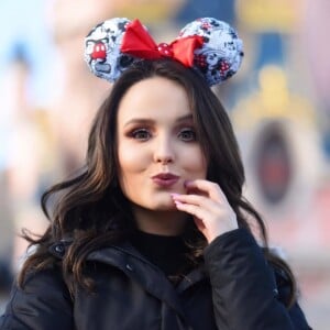 Larissa Manoela conheceu a Disney de Paris e ganhou 614 mil curtidas em foto durante viagem