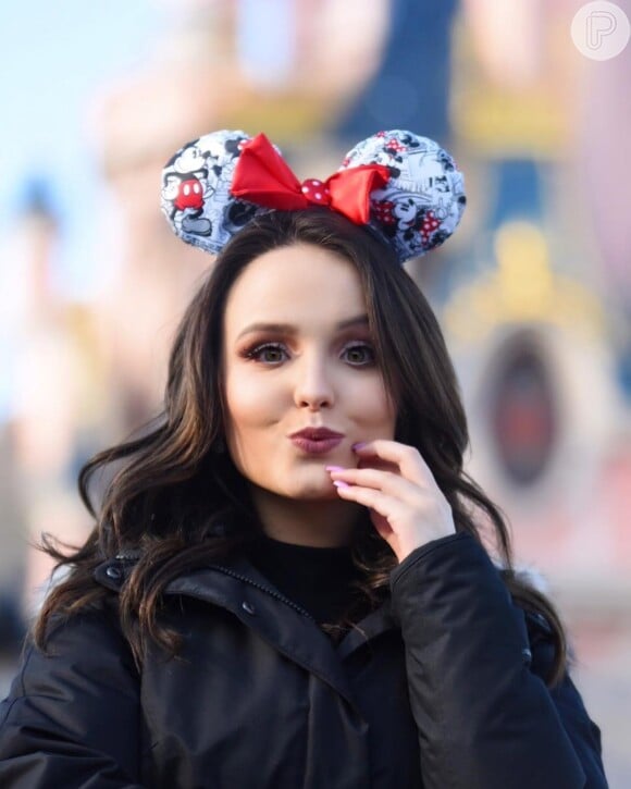 Larissa Manoela conheceu a Disney de Paris e ganhou 614 mil curtidas em foto durante viagem