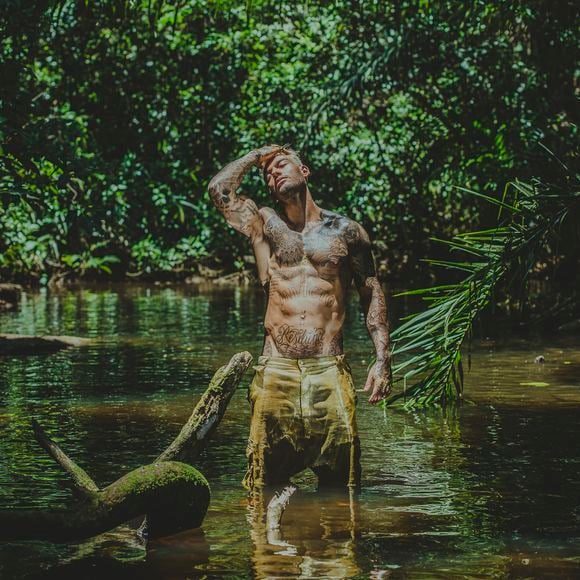 Lucas Lucco exibiu o corpo sarado no clipe 'Paraíso'