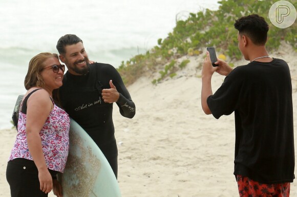 Cauã Reymond, solteiro, faz sucesso com fãs em dia de surfe no Rio de Janeiro nesta segunda-feira, dia 29 de janeiro de 2018