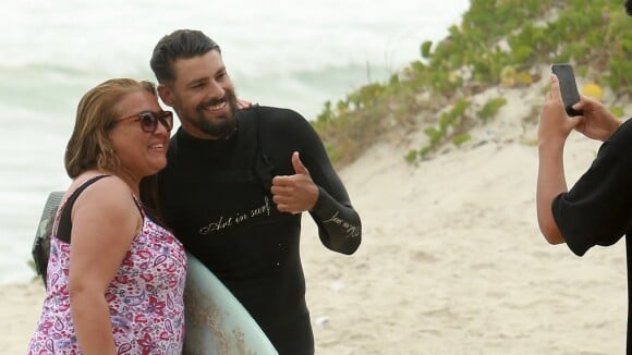 Cauã Reymond, solteiro, faz sucesso com fãs em dia de surfe no Rio. Fotos!