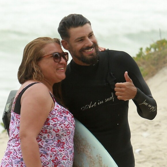 Cauã Reymond, solteiro, faz sucesso com fãs em dia de surfe no Rio de Janeiro nesta segunda-feira, dia 29 de janeiro de 2018