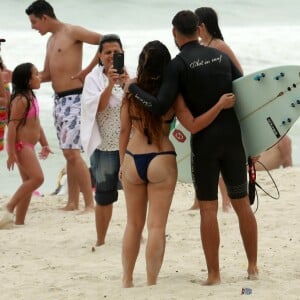 Cauã Reymond recebeu diversos pedidos de fãs para posar para fotos após o dia de surfe