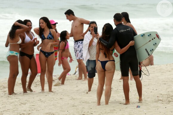 Cauã Reymond recebeu diversos pedidos de fãs para posar para fotos após o dia de surfe
