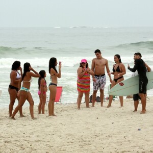 Cauã Reymond, solteiro, reuniu diversas fãs na praia da Barra da Tijuca, no Rio de Janeiro
