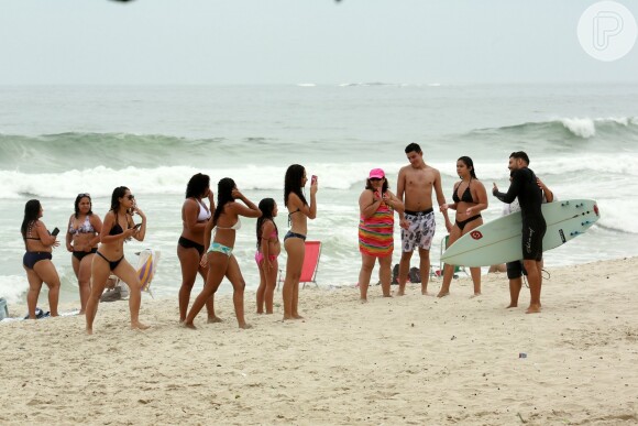 Cauã Reymond, solteiro, reuniu diversas fãs na praia da Barra da Tijuca, no Rio de Janeiro