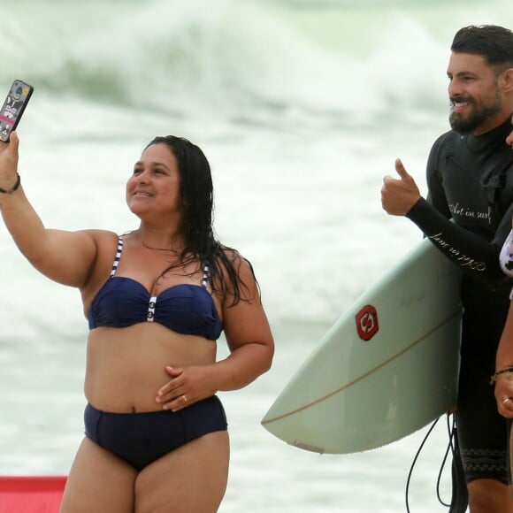 Cauã Reymond acena em foto com fã nesta segunda-feira (29)