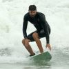 Cauã Reymond, antes das fotos com fãs, mostrou toda sua habilidade no surfe