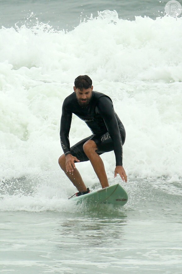 Cauã Reymond, antes das fotos com fãs, mostrou toda sua habilidade no surfe
