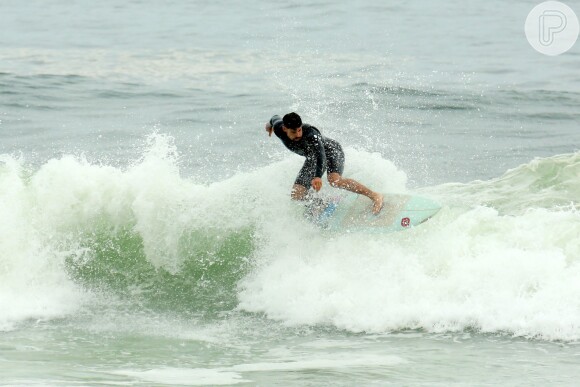 Cauã Reymond mostrou equilíbrio durante o dia de surfe no Rio