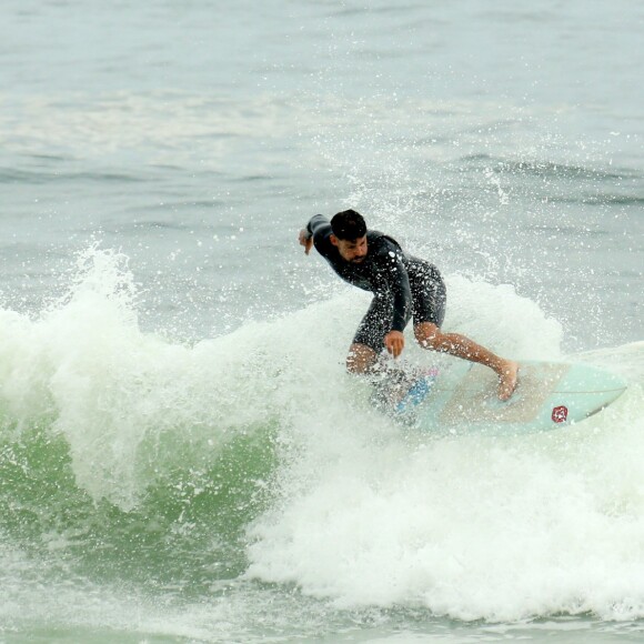 Cauã Reymond mostrou equilíbrio durante o dia de surfe no Rio