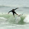 Cauã Reymond faz manobra durante surfe na praia da Barra da Tijuca