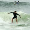 Cauã Reymond é amante do surfe e não desanimou do esporte mesmo com o tempo nublado