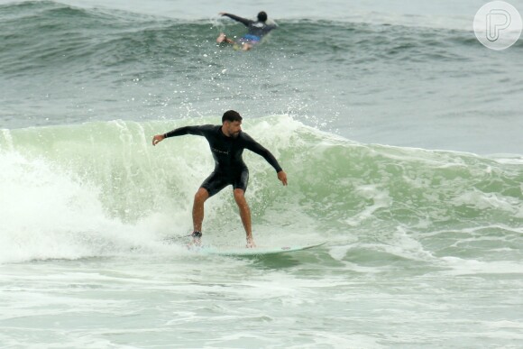 Cauã Reymond é amante do surfe e não desanimou do esporte mesmo com o tempo nublado