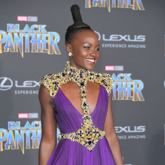 O coque alongado de Lupita Nyong'o, feito pelo hairstylist Vernon François, chamou atenção na pré-estreia do filme 'Pantera Negra' no Teatro Dolby, em Los Angeles, na Califórnia, nesta segunda-feira, 29 de janeiro de 2018