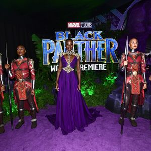 O filme 'Pantera Negra', estrelado por Lupita Nyong'o, é marcado como o primeiro filme da Marvel com um super-herói negro como protagonista, vivido por Chadwick Boseman