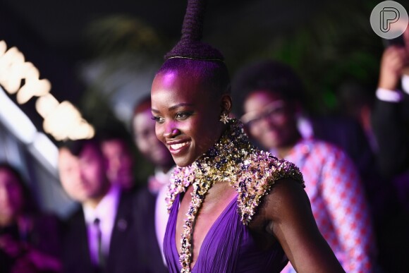 Para deixar o look roxo de Lupita Nyong'o ainda mais poderoso, o vestido recebeu uma espécie de armadura com detalhes tridimensionais muilticoloridos