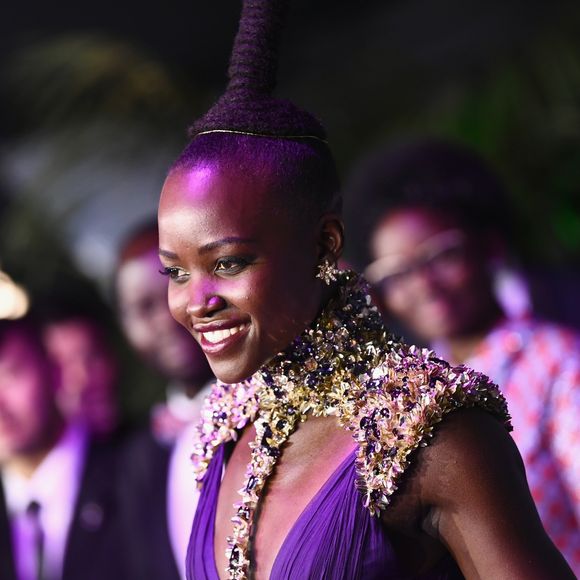 Para deixar o look roxo de Lupita Nyong'o ainda mais poderoso, o vestido recebeu uma espécie de armadura com detalhes tridimensionais muilticoloridos