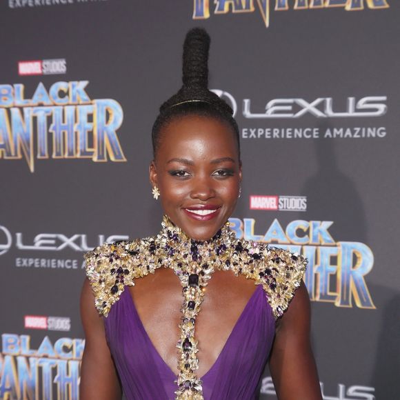A 'armadura' com pedraria passava pela cintura e ia até o pescoço de Lupita Nyong'o