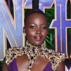Lupita Nyong'o combinou a pedraRia colorida da 'armadura' com joias Beladora na pré-estreia do filme 'Pantera Negra' no Teatro Dolby, em Los Angeles, na Califórnia, nesta segunda-feira, 29 de janeiro de 2018