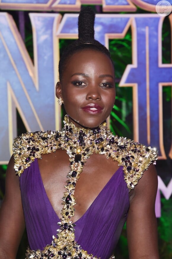 Lupita Nyong'o combinou a pedraRia colorida da 'armadura' com joias Beladora na pré-estreia do filme 'Pantera Negra' no Teatro Dolby, em Los Angeles, na Califórnia, nesta segunda-feira, 29 de janeiro de 2018