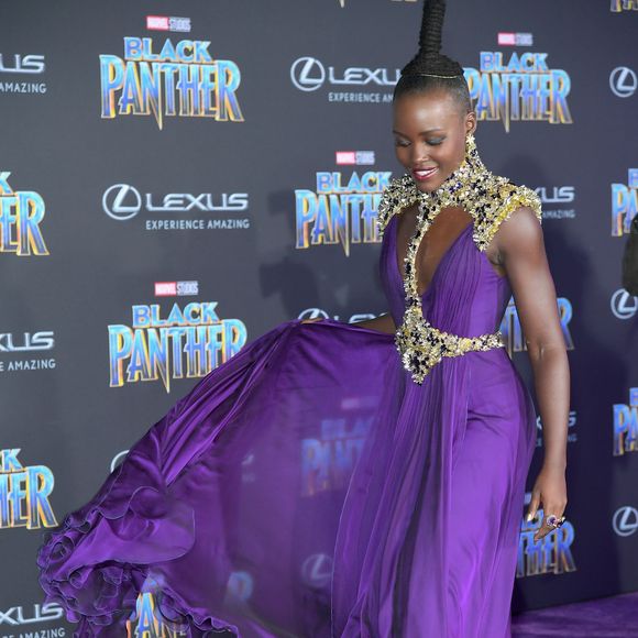Nos pés, Lupita Nyong'o usou sandálias peep toe douradas com salto meia-pata Giuseppe Zanotti