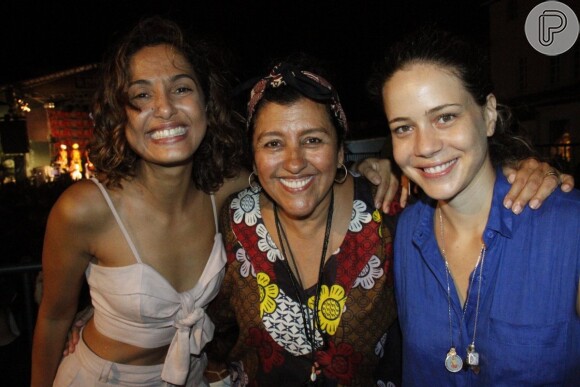 Leandra Leal se encontrou com Camila Pitanga e Regina Casé em ensaio de carnaval