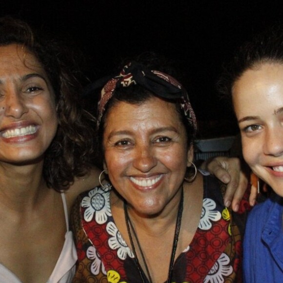 Leandra Leal se encontrou com Camila Pitanga e Regina Casé em ensaio de carnaval