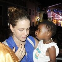 Leandra Leal leva a filha, Julia, a ensaio de bloco de carnaval na Bahia. Fotos!