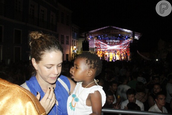 Leandra Leal curtiu com a filha, Julia, ensaio da banda Afro, em Salvador, na Bahia, na noite desta segunda-feira, 29 de janeiro de 2018