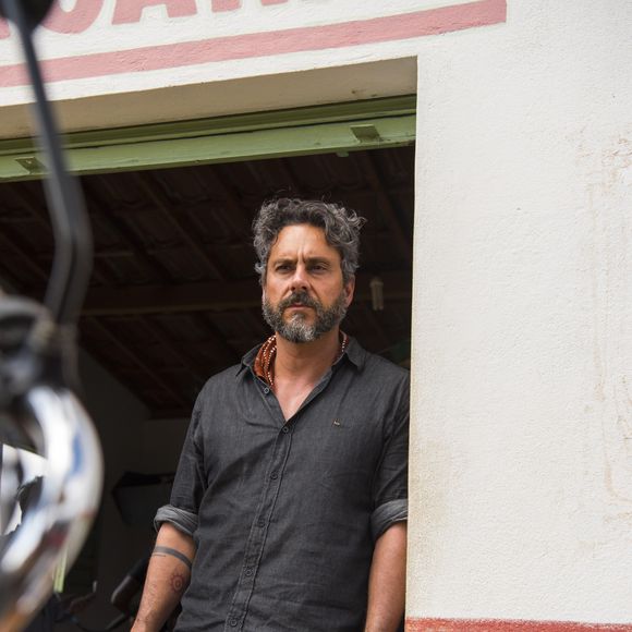 Alexandre Nero acrescentou sobre seu persoangem na supersérie 'Onde Nascem os Fortes': 'De algum modo, não se revela por completo e usa a imagem de todo-poderoso da região como uma defesa'