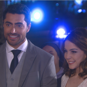 Cecília (Bia Arantes) e Gustavo (Carlo Porto) comemoram o casamento com os amigos no Doce Horizonte