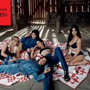 Kylie Jenner posou para fotos com uma barriga discreta para a campanha da Calvin Klein