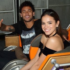 Bruna Marquezine é zoada por Neymar ao postar selfie fazendo tratamento facial: 'Tá linda, meu amor'