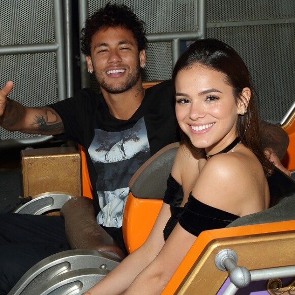 Bruna Marquezine é zoada por Neymar ao postar selfie fazendo tratamento facial: 'Tá linda, meu amor'