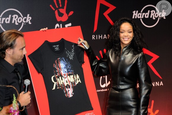Rihanna vende camiseta especial para arrecadar dinheiro para sua fundação Clara Lionel Foudation, em 5 de junho de 2014