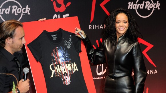 Rihanna lança camiseta especial no Hard Rock Cafe Paris, na França