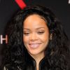 Rihanna participa de coletiva de imprensa na França