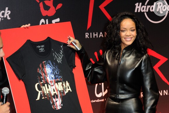 Rihanna vende camiseta com seu rosto estampado por U$ 26