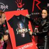 Rihanna vende camiseta especial para arrecadar dinheiro para sua fundação Clara Lionel Foudation, em 5 de junho de 2014