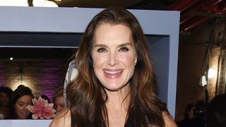 Estilista aos 52, Brooke Shields mistura estilos no closet: 'O menos previsível'