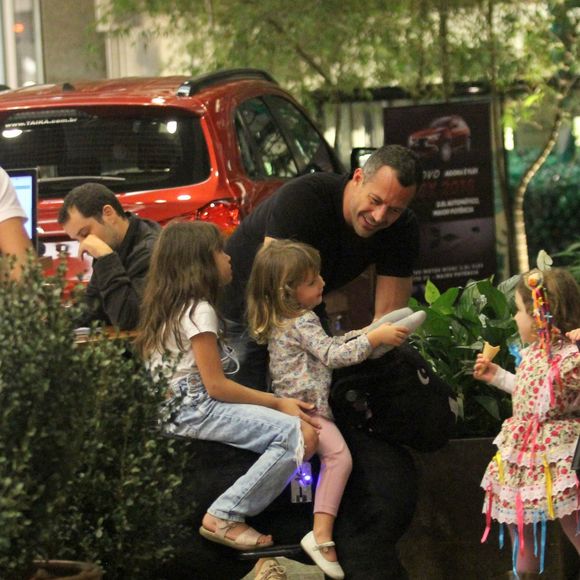 Malvino Salvador dividiu até opiniões das filhas: 'A minha mais velha (Sofia, de 8 anos), foi uma das que disse que não gostou. Mas a de três (Ayra) já disse que estou lindo'