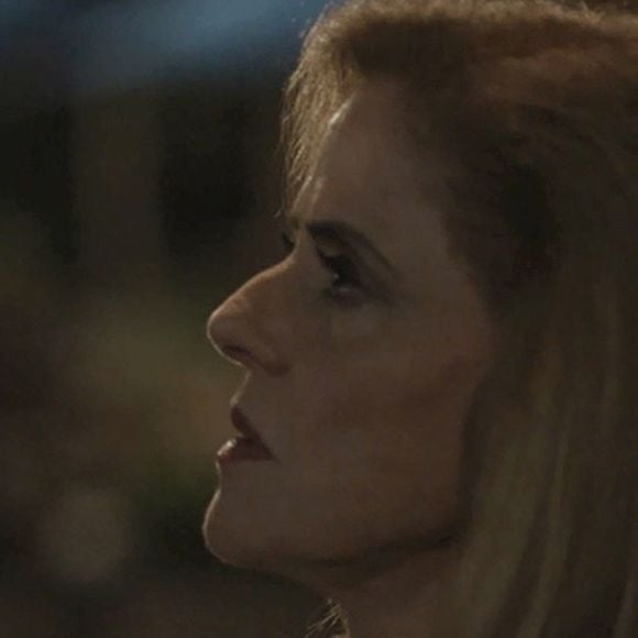 Sophia (Marieta Severo) encontra Rato (César Ferrario) no dia combinado para entregar o dinheiro que o capanga pede, na novela 'O Outro Lado do Paraíso'