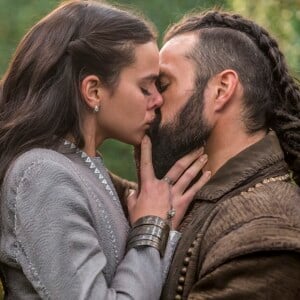 Na novela 'Deus Salve o Rei', Catarina (Bruna Marquezine) exalta as habilidades de Constantino (José Fidalgo) para que os dois possam se casar