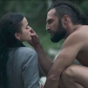 Na novela 'Deus Salve o Rei', Catarina (Bruna Marquezine) e Constantino (José Fidalgo) marcarão a data de casamento no capítulo que vai ao ar na segunda-feira, 05 de fevereiro de 2017