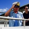 Roberto Carlos saúda equipe com a qual irá embarcar no cruzeiro 'Projeto Emoções'
