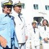 Roberto Carlos posa ao embarcar no navio Costa Favolosa, onde acontece seu cruzeiro